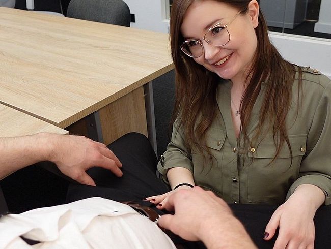 TinyEmily Porno Video: Chef bitte fi** mich !!! Ich brauche Urlaub !!