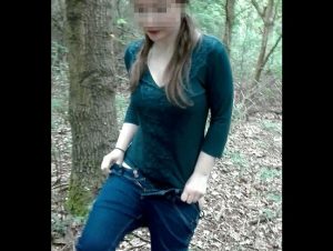 TinyEmily Porno Video: Erstes pi**-Video im Wald!