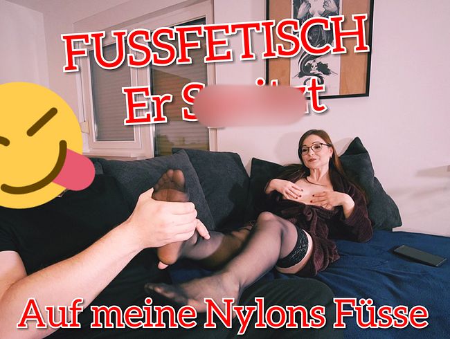TinyEmily Porno Video: Fuss Fetisch!! Er spri**t mir auf meine Nylon Füsse!!