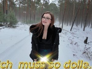 TinyEmily Porno Video: pi*i im Schnee! Ich Kann es nicht mehr halten!! naturs*** Trifft Natur