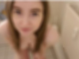 TinyEmily Porno Video: Sei meine Toilette! Extrem gefüllte bla*e!