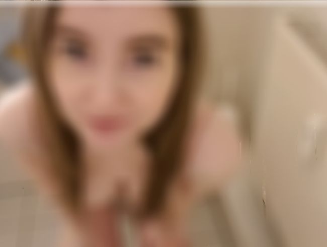 TinyEmily Porno Video: Sei meine Toilette! Extrem gefüllte bla*e!