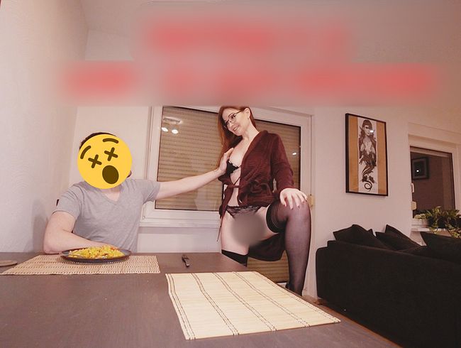 TinyEmily Porno Video: Zum Abendessen gibt es meine sa*tige fo**e!! cream**e